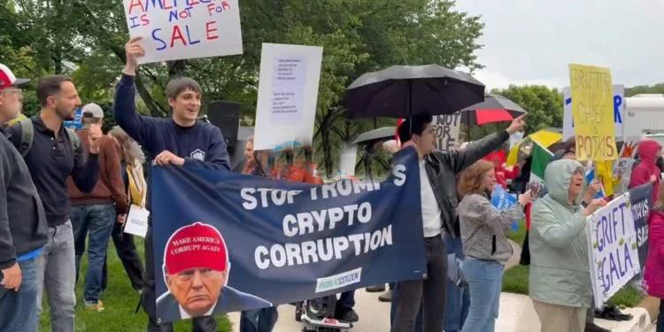 因懂王Meme币TRUMP晚宴门口出现抗议人潮：立法者痛批腐败-网创圈
